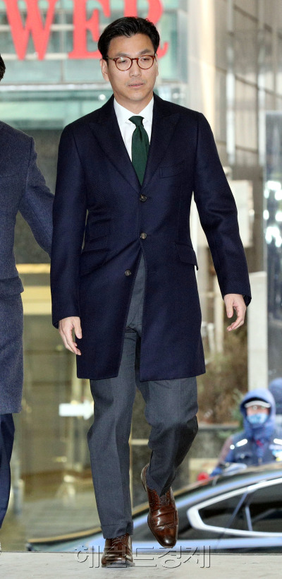 [사진설명=김재열 제일기획 스포츠사업 총괄 사장이 29일 오후 입을 굳게 다문 채 서울 강남구 대치동 박영수 특별검사팀 사무실에 소환되고 있다. 김 사장은 최순실 씨 특혜지원 의혹을 받고 있다. 박현구 기자/phko@heraldcorp.com]