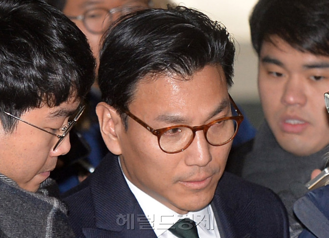 [사진설명=김재열 제일기획 스포츠사업 총괄 사장이 29일 오후 입을 굳게 다문 채 서울 강남구 대치동 박영수 특별검사팀 사무실에 소환되고 있다. 김 사장은 최순실 씨 특혜지원 의혹을 받고 있다. 박현구 기자/phko@heraldcorp.com]