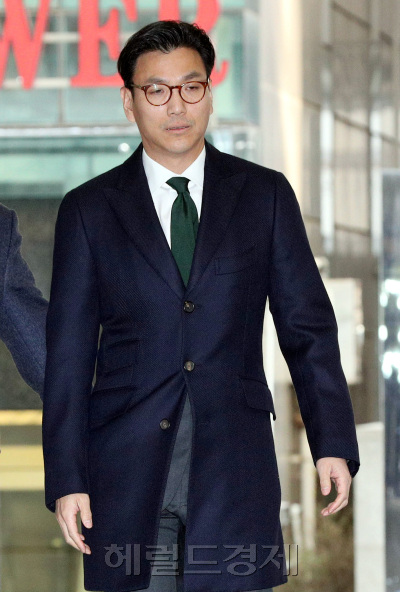 [사진설명=김재열 제일기획 스포츠사업 총괄 사장이 29일 오후 입을 굳게 다문 채 서울 강남구 대치동 박영수 특별검사팀 사무실에 소환되고 있다. 김 사장은 최순실 씨 특혜지원 의혹을 받고 있다. 박현구 기자/phko@heraldcorp.com]
