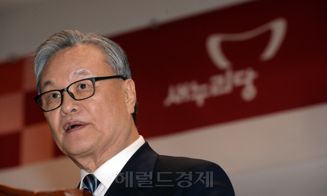 [사진설명=29일 오후 서울 여의도 국회에서 열린 새누리당 전국위원회에서 추인된 인명진 신임 비상대책위원장이 수락 연설을 하고 있다. 안훈 기자 rosedale@heraldorp.com]