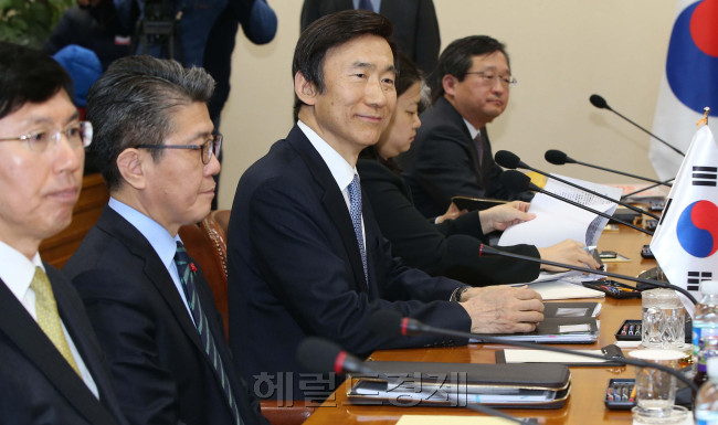 윤병세 외교부 장관이 외교회담에 참여하고 있다. [사진=헤럴드경제DB]