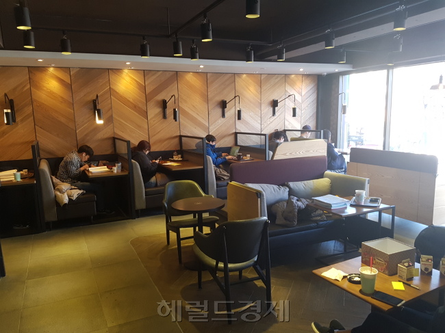 서울 종로구의 한 카페에서 학생들이 공부중이다. [사진=헤럴드경제DB]