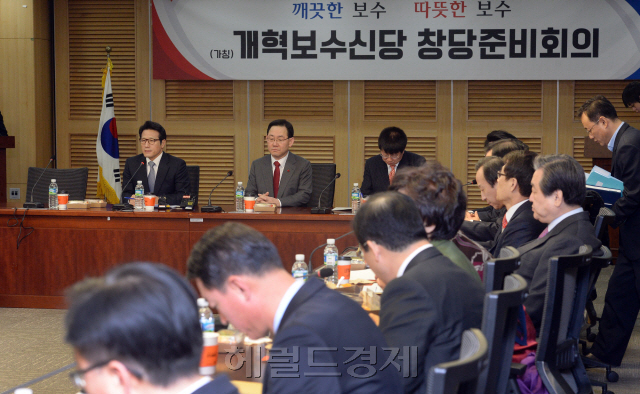 [사진설명=30일 오전 서울 여의도 국회에서 (가칭)개혁보수신당 창당준비회의가 열리고 있다. 안훈 기자 rosedale@heraldcorp.com]