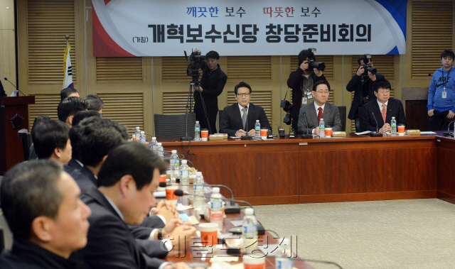 [사진설명=30일 오전 서울 여의도 국회에서 (가칭)개혁보수신당 창당준비회의가 열리고 있다. 안훈 기자 rosedale@heraldcorp.com]