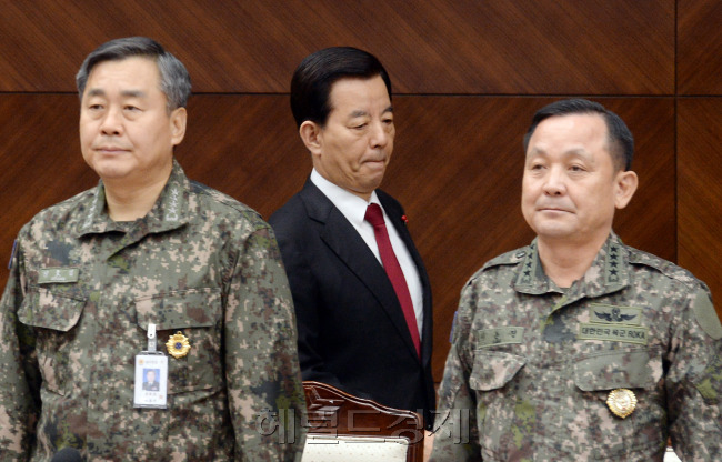 한민구 국방부 장관이 전군주요지휘관회의를 주재하기 위해 회의장으로 들어서고 있다. [사진=헤럴드경제DB]