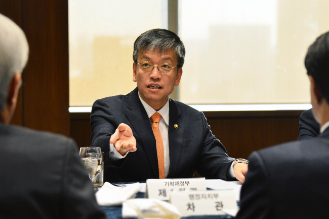 최상목 기획재정부 차관이 30일 오전 서울시 중구 은행회관에서 ‘범정부 비상경제대응 TF 회의’를 주재 하고 있다. ［사진=기획재정부］