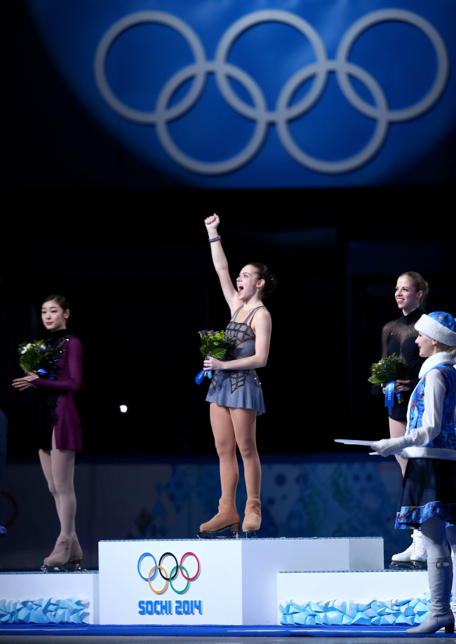 2014년 소치동계올림픽 피겨스케이팅(여자)에서 김연아는 총점 219.11로 은메달을 수상했다. 금메달을 수상한 러시아의 아델리나 소트니코바가 손을 번쩍 들고 환호하고 있다. [사진=게티이미지]
