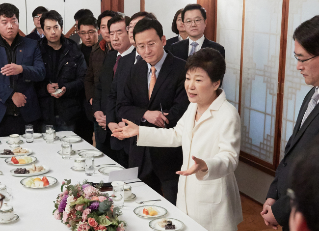 President Park Geun-hye (second from right) speaks with reporters during a New Year's meeting at a guest house within Cheong Wa Dae. (Yonhap)