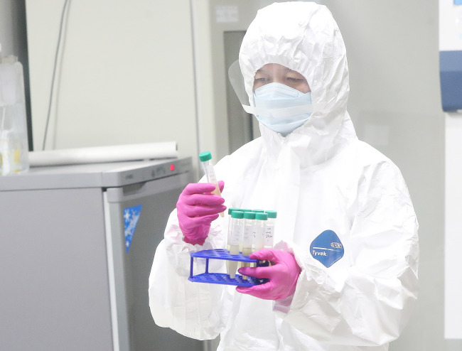 A researcher at the Gyeonggi Veterinary Service in Suwon, Gyeonggi Province, conducts an antigen test for bird flu on Sunday. (Yonhap)
