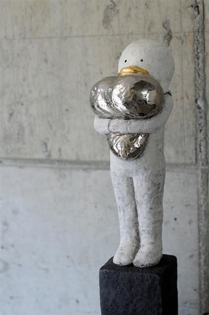 조광훈, 가지려하면 쉽게 망가지는,
Ceramics, Gold, 13x17x54cm, 2016
[사진제공=갤러리소피스]