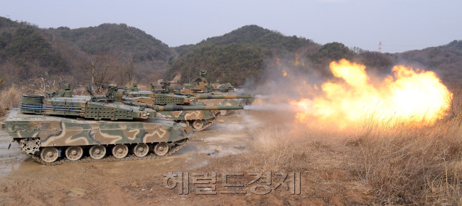 우리 군 전차가 실사격 훈련 중에 화력을 총집결시켜 사격하고 있다. [사진=헤럴드경제DB]