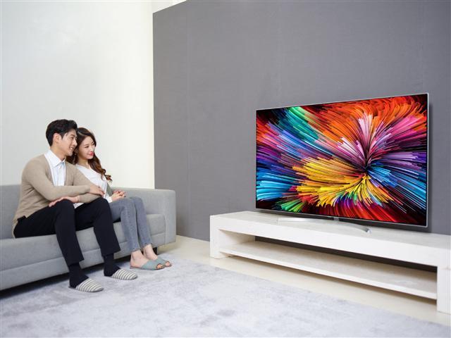 LG전자는 5일(현지시간) 미국 라스베이거스에서 열리는 ‘CES 2017’에서 3세대 ‘슈퍼 울트라HD TV’ 신제품을 공개한다.  [사진제공=LG전자]