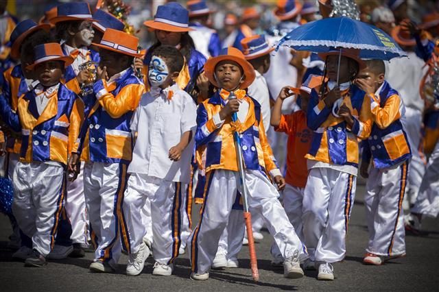 <YONHAP PHOTO-0106> epa05695206 South African members of the Cape Minstrel bands attend the annual 'Tweede Nuwe Yaar' (second new year) carnival through the streets of Cape Town, South Africa, 02 January 2017. This yearly parade dates back to the mid nineteenth century when the slaves in Cape Town were granted by their colonial masters one day off in the year. To celebrate, groups would dress up as minstrels, waving parasols, strumming banjos, making music, dancing and parading from the District Six area through to the city centre. Many of the songs still sung today date back to the 1800s. EPA/NIC BOTHMA/2017-01-03 00:12:53/ <저작권자 ⓒ 1980-2017 ㈜연합뉴스. 무단 전재 재배포 금지.>