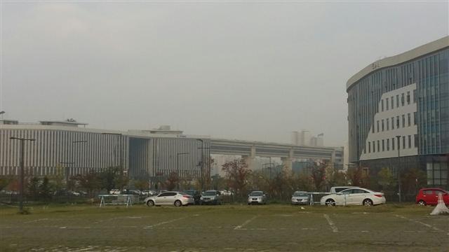 대통령 탄핵정국 속의 무기력한 공직사회를 대변하듯 희뿌연 안개가 3일 오전 정부세종청사를 둘러싸고 있다. 정부세종청사에는 행정자치부, 외교부 등 6개 부처를 제외하고 18개 정부 부처와 소속기관들이 들어서 있다.  [헤럴드경제DB］