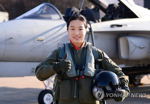 여성 전투비행대장으로 거듭난 박지연 소령(공사 49기·16전비)이 주기종인 국산전투기 FA-50 앞에서 포즈를 취하고 있다.  [사진제공=공군]