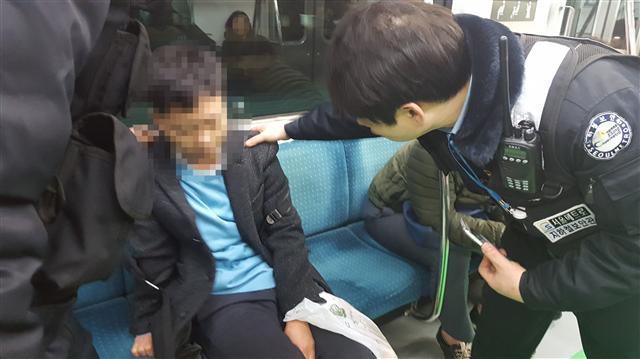 연말은 지하철 보안관이 가장 힘든 시기다. 송년회나 회식자리에서 술을 마시고 전동차를 탄 승객들의 안전을 위해 눈코뜰새 없이 뛰어다녀야 한다. 취객과의 실랑이도 잦아진다. 사진은 지하철 보안관이 지하철 안에서 술에 취해 잠들어있는 승객을 살펴보고 있다.