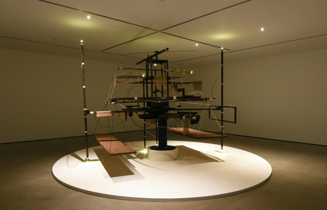 양정욱, 그는 선이 긴 유선전화기로 한참을 설명했다, 나무, 모터, 철, PVC, 실, 350x300x250cm, 2016. [사진제공=갤러리현대]