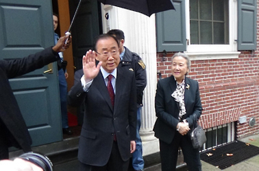 Former UN Secretary-General Ban Ki-moon leaves his residence in New York (Yonhap)