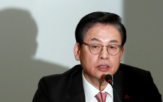 Rep. Chung Woo-taik, the floor leader of the Saenuri Party, at a caucus meeting (Yonhap)