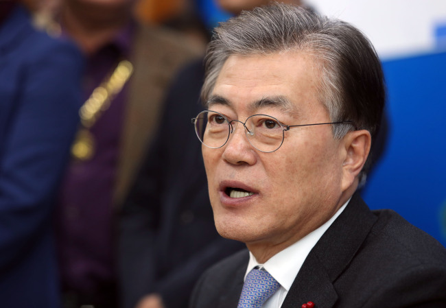 Former head of the Democratic Party, Moon Jae-in speaks at a press conference (Yonhap)