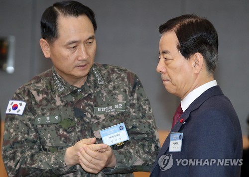 Chief of Naval Operations Adm. Um Hyun-seong (left) and Defense Minister Han Min-koo attend a New Year's policy briefing to Acting President and Prime Minister Hwang Kyo-ahn (Yonhap)