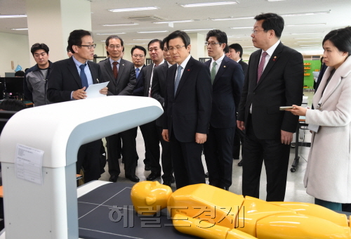황교안 대통령 권한대행 국무총리는 4일 경제계 신년인사회에 참석해 일관성 있는 경제정책을 추진하겠다며 대내외적 불확실성을 줄이고 기업활동을 적극 지원하겠다고 밝혔다. 사진은 황 권한대행이 전날 서울 구로구 우수 수출기업을 방문해 현장점검하는 모습. [사진=헤럴드경제DB]