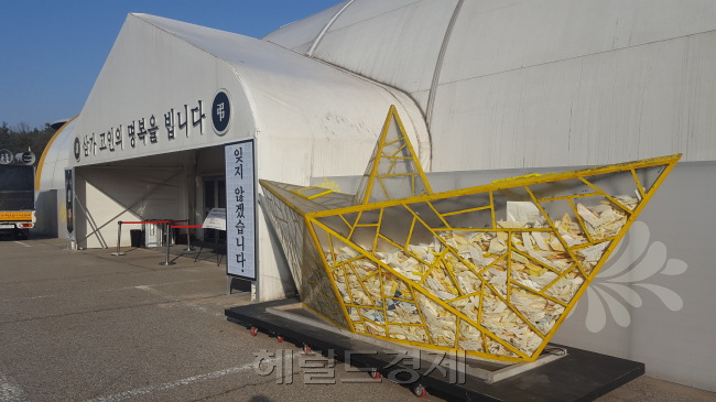 경기도 안산시 단원구 안산교육지원청 별관에 마련된 단원고 416 기억교실의 모습. 유가족과 참사 생존자, 지인들이 가져다 놓은 각종 사진과 선물이 세월호 참사에서 희생된 학생들이 사용하던 책생 위에 가득하다(왼쪽 사진). 경기도 안산 단원고 화랑유원지에 자리한 정부합동분향소의 모습.  신동윤·이원율 기자/realbighead@