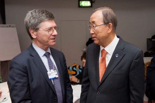 Former UN Secretary-General Ban Ki-moon (left) and Columbia University economist Jeffrey Sachs (Yonhap)