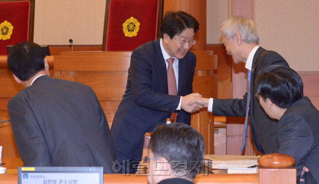 ‘폭풍전야.’ 5일 계동 헌법재판소에서 열린 대통령 탄핵심판 2차 심리에서 원고를 대리해 나온 권성동 국회법사위원장(왼쪽) 박근혜 대통령측 대리인 중 서석구 변호사와 악수를 나누고 있다.
정희조 기자/checho@heraldcorp.com