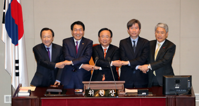 Members of the special committee for constitutional revision pose for a photo (Yonhap)