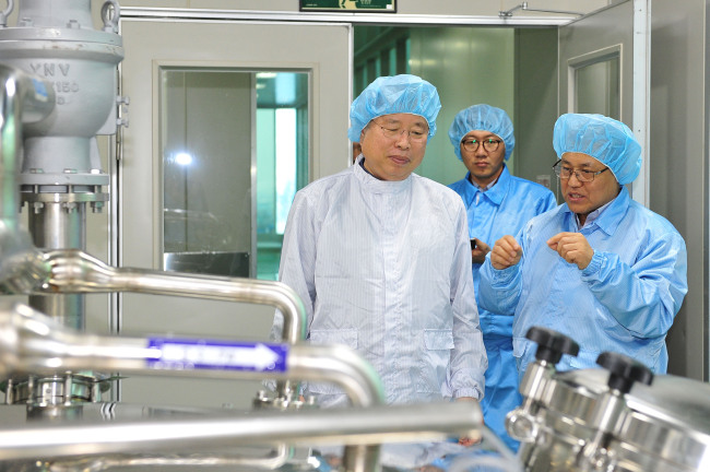 LG Chem Vice President and CEO Park Jin-soo (left) visits the newly merged LG Life Sciences’ production plant in Iksan, North Jeolla Province on Thursday. (LG Chem)
