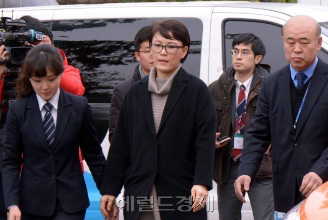 [사진설명=윤전추<가운데> 청와대 행정관이 5일 오후 헌법재판소의 박근혜 대통령 탄핵심판 사건 변론기일에 증인으로 출석하고 있다. 정희조 기자/ checho@heraldcorp.com]