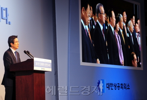 황교안 대통령 권한대행 국무총리는 5일 건설인 신년인사회에 참석해 “해외 건설시장 확대에 총력을 기울여 가시적인 성과를 낼 수 있도록 노력하겠다”고 밝혔다. 사진은 황 권한대행이 전날 경제인 신년인사회에 참석한 모습. [사진=헤럴드경제DB]