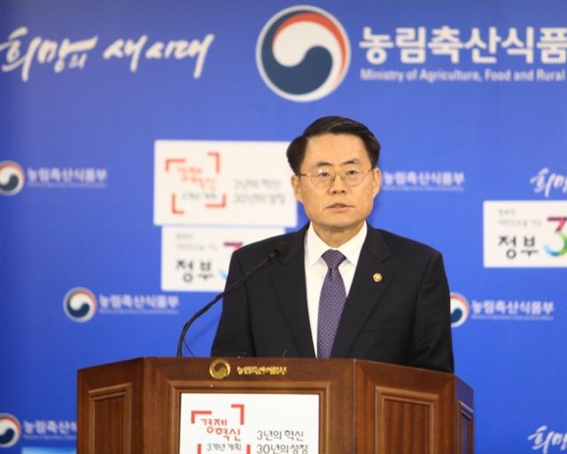 김재수 농림축산식품부 장관이 6일 새해 업무보고에 앞서 전날 농식품부 기자실에서 사전 브리핑을 하고 있다.
[사진제공=농림축산식품부]
