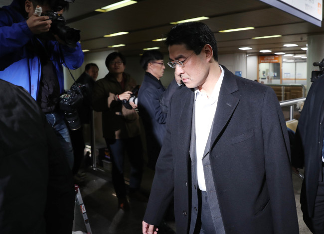 John Lee, the former CEO of Oxy Reckitt Benckiser, walks into the Seoul Central District Court building Friday to face the verdict over the toxic humidifier disinfectant case. Lee was exempted from his charges, while his predecessor Shin Hyun-woo was handed down a seven-year jail term (Yonhap)