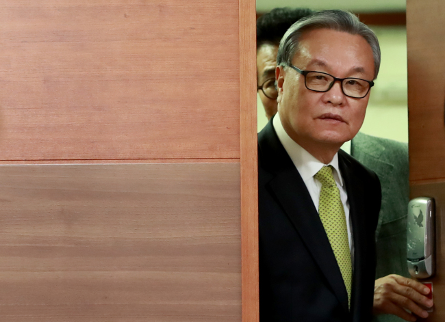Ruling Saenuri Party’s interim leader In Myung-jin talks to reporters at the party headquarter in Yeouido, Seoul on Friday (Yonhap)