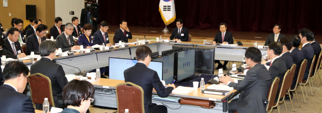 Acting President and Prime Minister Hwang Kyo-ahn receives his regular policy briefing (Yonhap)