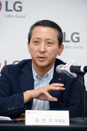 LG유플러스 권영수 부회장이 6일(현지시간) 미국 라스베이거스에서 열린 기자간담회에서 질문에 답하고 있다.