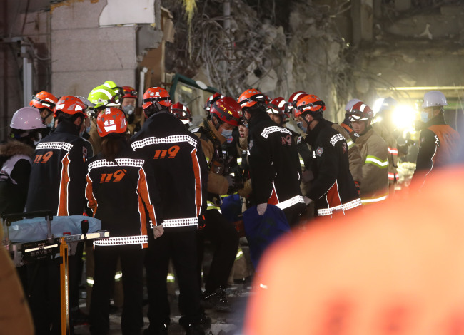 Rescue units continue searching for the trapped workers under rubble (Yonhap)