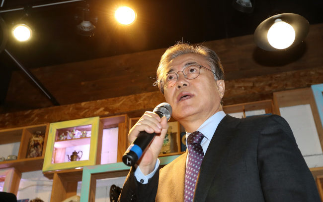 Moon Jae-in speaks at a town hall meeting (Yonhap)