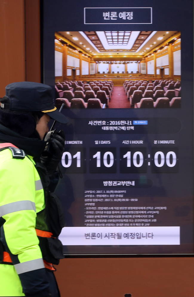 A notice in front of the Constitutional Court with a clock counting down to the next date for the impeachment trial of President Park Geun-hye (Yonhap)