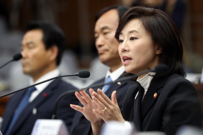 Culture Minister Cho Yoon-sun (right) speaks Monday at the parliamentary committee on the influence-peddling scandal of presidential aides. Cho was one of the 18 key witnesses who had refused to show up at the beginning of the hearing but made appearance later in the afternoon (Yonhap)