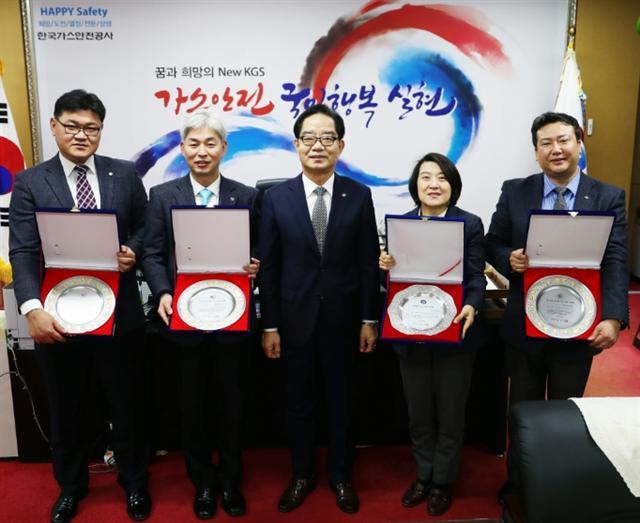 박기동(가운데) 가스안전공사 사장과 글로벌 탑 기술 개발자들.  [사진제공=가스안전공사]