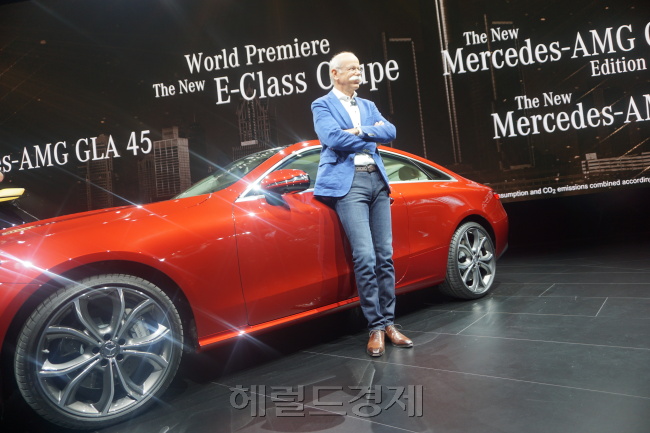 [사진설명=E-클래스 쿠페를 타고 등장한 디터 제체 메르세데스-벤츠 회장 정태일 기자/killpass@heraldcorp.com]