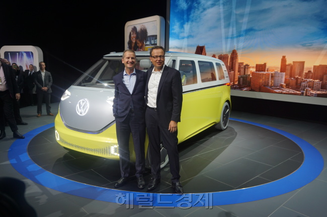 [사진설명=콘셉트카 I.D. 버즈에서 나타난 헤르베르트 디스(왼쪽) 폴크스바겐 CEO  정태일 기자/killpass@heraldcorp.com]