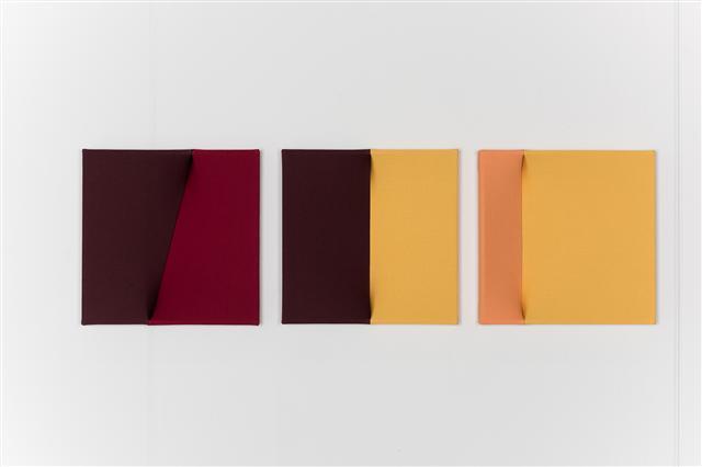 노부코 와타나베, wine red and red wine red and yellow orange and yellow, 2016, 나무 프레임 위에 천, 각 40×40×5.5cm.
[사진제공=갤러리 아라리오]
