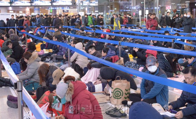 [사진설명=10일부터 시작된 서울역 구정귀성열차표 예매. 인터넷예매가 활성화되어 예년에 비해 인파가 많이 줄어들었으나 지난 해와 다름없이 새벽부터 깔판을 가지고 와 열차표를 구매하는 시민들은 여전하였다. 정희조 기자/checho@heraldcorp.com]