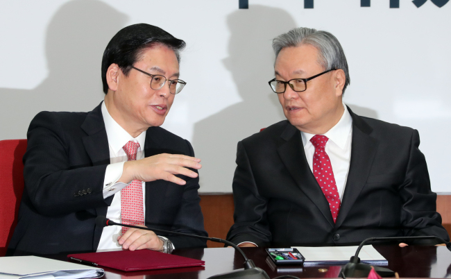 The floor leader Rep. Chung Woo-taik (left), and interim leader In Myung-jin of the ruling Saenuri party (Yonhap)