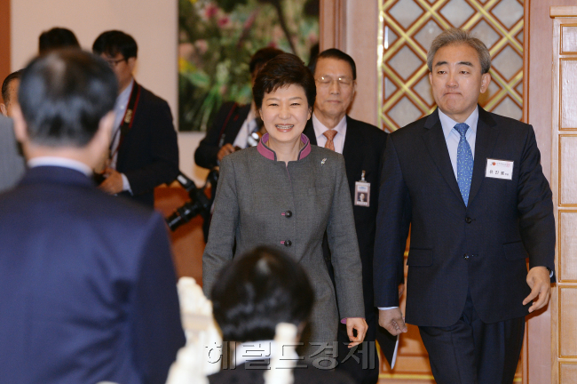 박근혜 정부 초대 문화체육관광부 장관을 지낸 유진룡 전 장관(오른쪽) [사진=헤럴드경제]