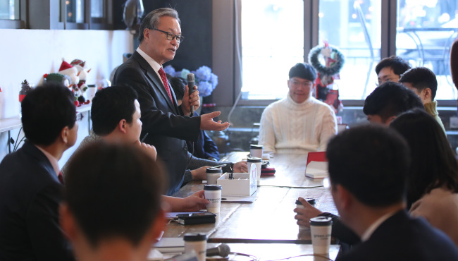 Interim leader of the ruling Saenuri party, In Myung-jin at a town hall event with a group of young people (Yonhap)